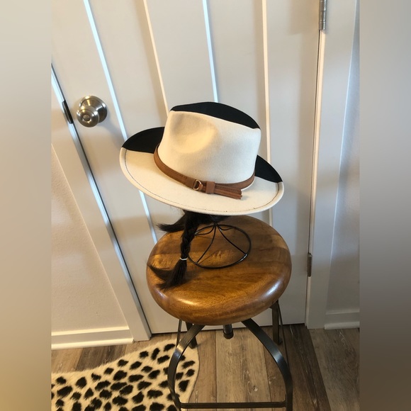 NWOT Adjustable Black and White Fedora Hat - Picture 2 of 5
